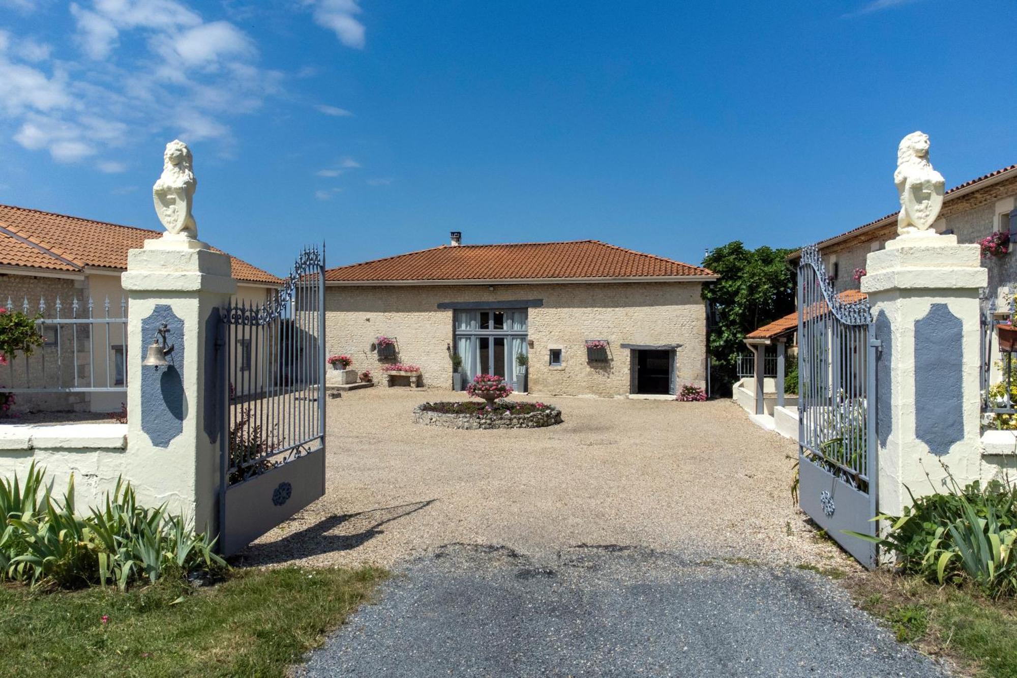 Berneuil Domaine Chez Les Rois住宿加早餐旅馆 外观 照片